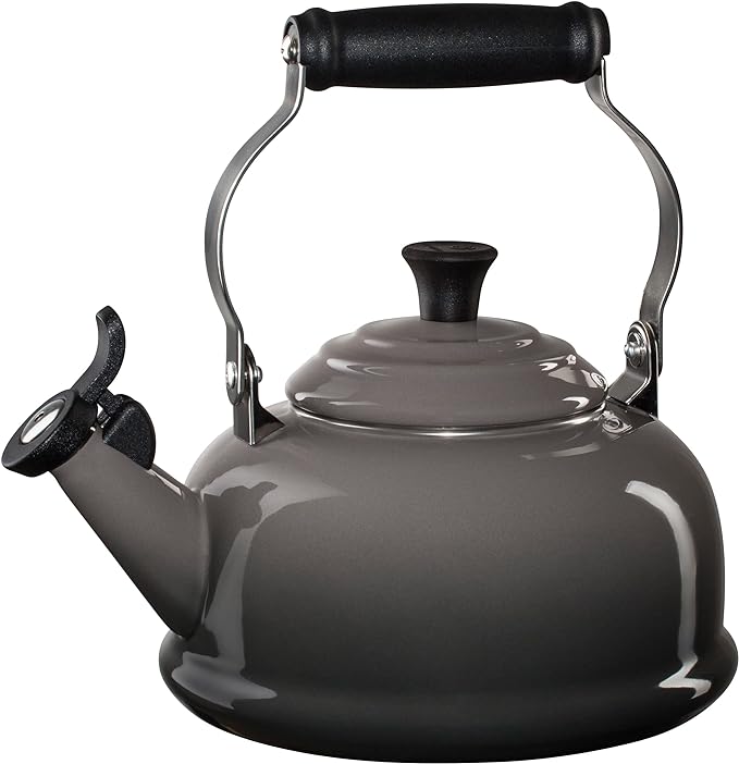 Le Creuset Tetera de té silbante esmaltada sobre acero, 1.7 cuartos de galón, ostra