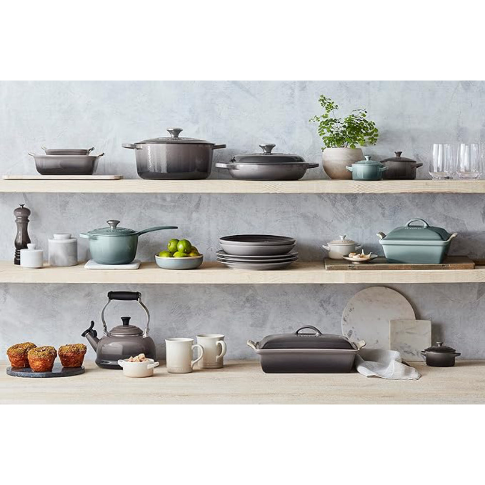 Le Creuset Tetera de té silbante esmaltada sobre acero, 1.7 cuartos de galón, ostra