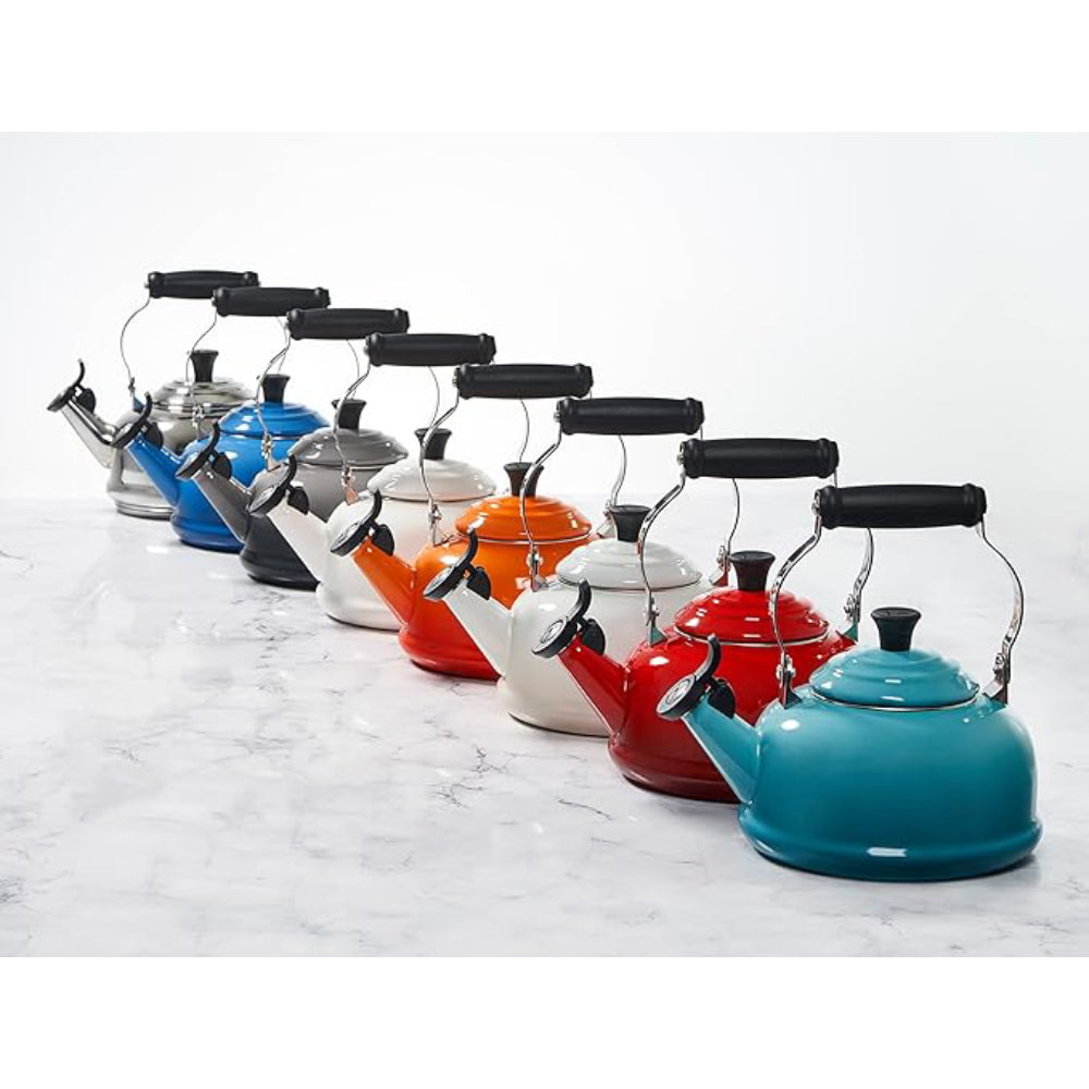 Le Creuset Tetera de té silbante esmaltada sobre acero, 1.7 cuartos de galón, ostra